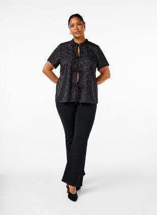 Zizzi Kurzärmelige Jacquard-Bluse mit Schleifen, Black, Model image number 2