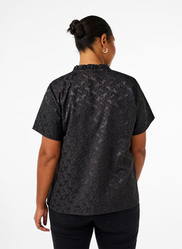 Zizzi Kurzärmelige Jacquard-Bluse mit Schleifen, Black, Model image number 1