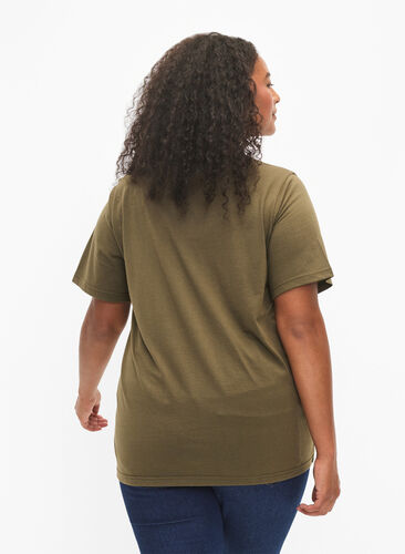 Zizzi FLASH - T-Shirt mit Motiv, Ivy Green, Model image number 1