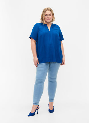 Zizzi Kurzärmlige Viskosebluse mit V-Ausschnitt, Princess Blue, Model image number 2