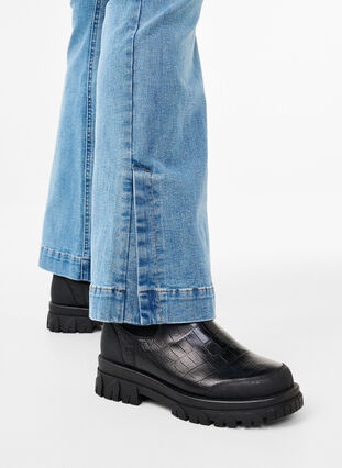 Zizzi Bootcut-Jeans mit Schlitz, Blue Denim, Model image number 3