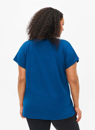 Lockeres Trainings-T-Shirt mit V-Ausschnitt, Blue Opal, Model