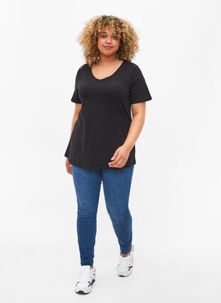 Zizzi Unifarbenes Basic-T-Shirt aus Baumwolle, Black, Model image number 2