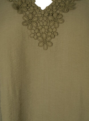 Zizzi Viskose-Bluse mit V-Ausschnitt und Stickdetail, Winter Moss, Packshot image number 2