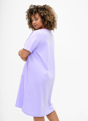 Zizzi Organische Baumwoll-Nachthemd mit V-Ausschnitt, Lavender Decide, Model image number 1
