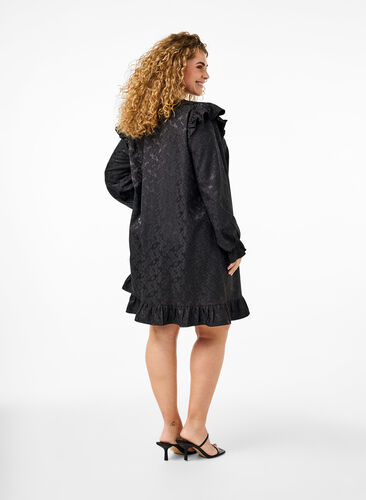 Zizzi Jacquardkleid mit langen Ärmeln und Rüschen, Black, Model image number 1