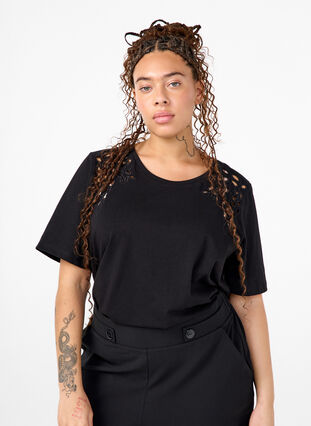 Zizzi T-Shirt aus Bio-Baumwolle mit Stickereidetails, Black, Model image number 0