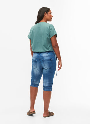 Zizzi Slim Fit Caprijeans mit Taschen, Light blue denim, Model image number 2