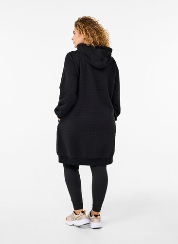 Zizzi Lange gesteppte Sportstrickjacke mit Reißverschluss, Black, Model image number 1