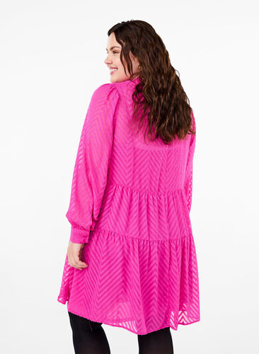 Zizzi Strukturiertes kurzes Kleid mit Rüschenkragen, Magenta, Model image number 1