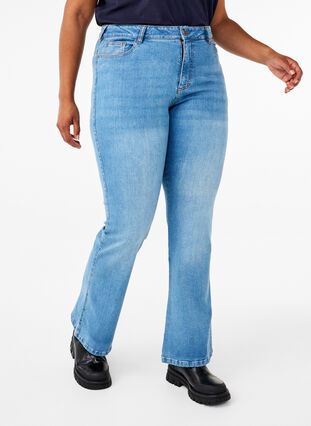 Zizzi Ellen Bootcut-Jeans mit hoher Taille., Light blue, Model image number 2