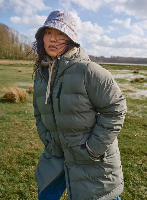 Grüne Pufferjacke mit Taschen und Kapuze, , Model