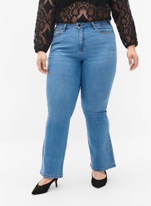 Zizzi Ellen Bootcut-Jeans mit hoher Taille., Light blue, Model image number 3