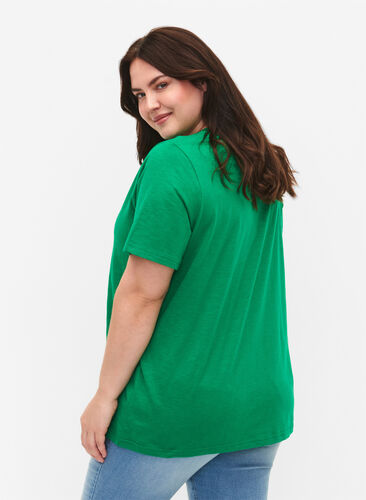 Zizzi Kurzärmliges Basic-T-Shirt mit V-Ausschnitt, Jolly Green, Model image number 1