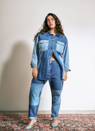 Zizzi Mille Mom-Fit-Jeans im Color-Blocking-Design mit hoher Taille, Light Blue Denim, Image image number 0