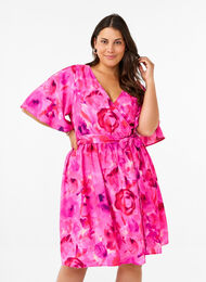 Knielanges Kleid mit Blumenprint und Wickeloptik, Pink Rose AOP, Model