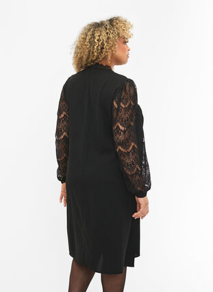 Zizzi Langärmeliges Kleid mit Spitze, Black, Model image number 1