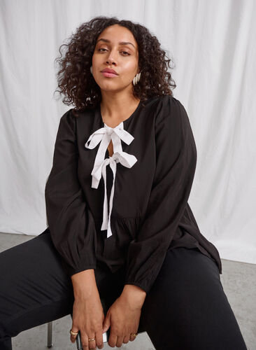 Zizzi Bluse aus Viskose mit Schleifen und langen Ärmeln, Black White Bow, Image image number 0