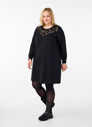 Zizzi Kurzes Sweatkleid mit Spitzendetail, Black, Model image number 2