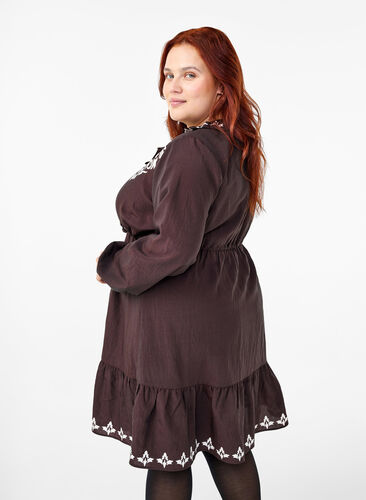 Zizzi Langärmeliges Viskosekleid mit Muster, Seal Brown, Model image number 1