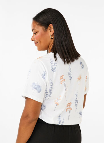 Zizzi T-Shirt aus Bio-Baumwolle mit Blumendruck, White W. Blue flower, Model image number 1
