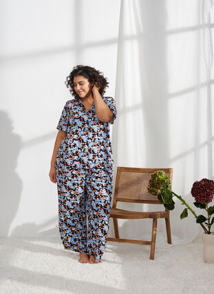 Zizzi Bedrucktes Pyjama-Oberteil aus Viskose, Black Blue Flower, Image image number 0