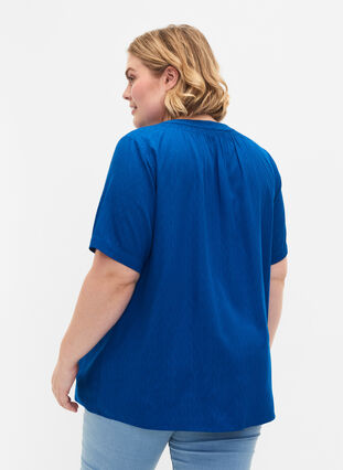 Zizzi Kurzärmlige Viskosebluse mit V-Ausschnitt, Princess Blue, Model image number 1