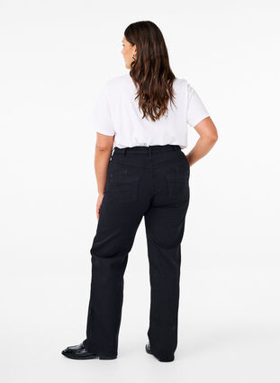 Zizzi Regular Fit Gemma Jeans mit hoher Taille, Black, Model image number 2