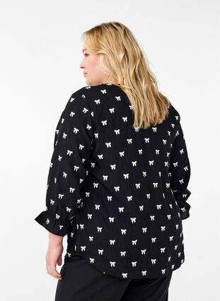 Zizzi Bluse mit Schleifen und 3/4-Ärmeln, Black White Bow, Model image number 1