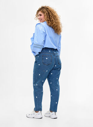 Zizzi Mille Mom Fit Jeans mit Stickerei, Light Blue Heart, Model image number 1