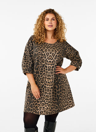 Zizzi Jeanskleid mit Leoparden-Print, Leo AOP, Model image number 0