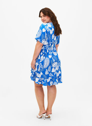 Zizzi FLASH – Wickelkleid mit kurzen Ärmeln, Skydiver White AOP, Model image number 1