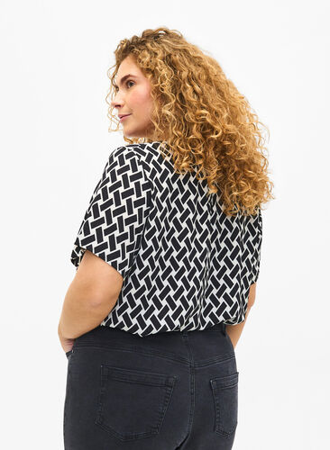 Zizzi Bluse mit kurzen Ärmeln und V-Ausschnitt , Black Graphic AOP, Model image number 1