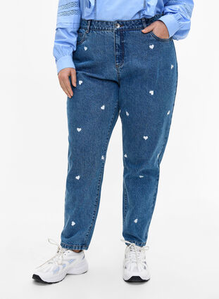 Zizzi Mille Mom Fit Jeans mit Stickerei, Light Blue Heart, Model image number 2