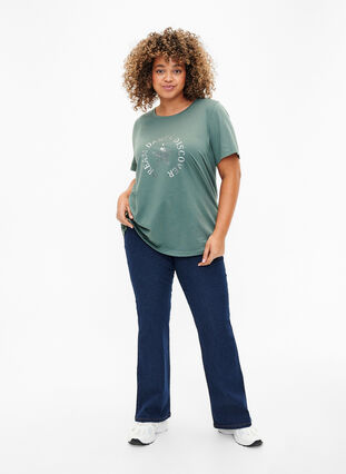 Zizzi FLASH - T-Shirt mit Motiv, Balsam Green Star, Model image number 2
