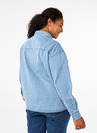 Zizzi Gestreiftes Jeanshemd mit Brusttaschen, Light B.Denim Stripe, Model image number 1