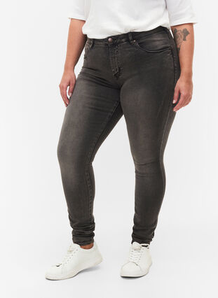Zizzi Extra schmale Amy Jeans mit hoher Taille, Dark Grey Denim, Model image number 2