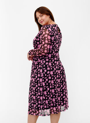 Zizzi Geblümtes Netzkleid mit langen Ärmeln, Black Pink AOP, Model image number 1