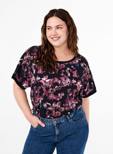 Zizzi Lockeres T-Shirt mit Blumenmuster, Black Purple Fl. AOP, Model image number 0