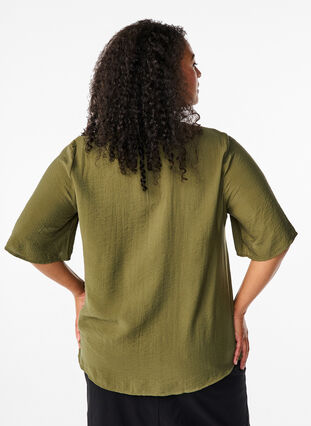 Zizzi Viskose-Bluse mit V-Ausschnitt und Stickdetail, Winter Moss, Model image number 1